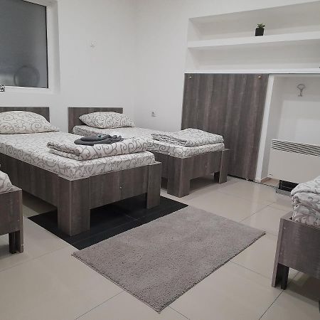 Apartman Mladenovic Appartamento Zaječar Esterno foto