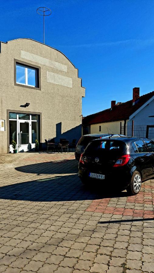 Apartman Mladenovic Appartamento Zaječar Esterno foto