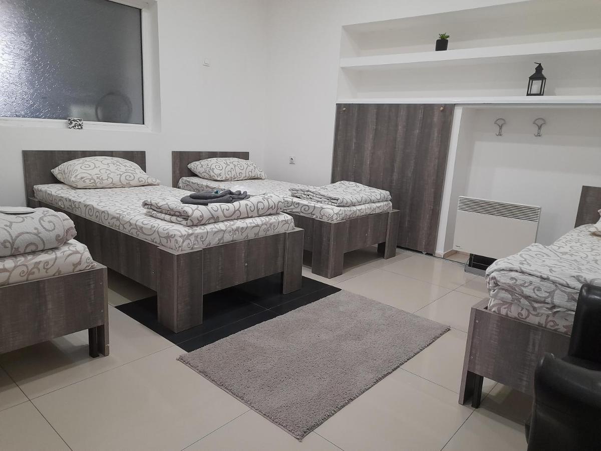 Apartman Mladenovic Appartamento Zaječar Esterno foto